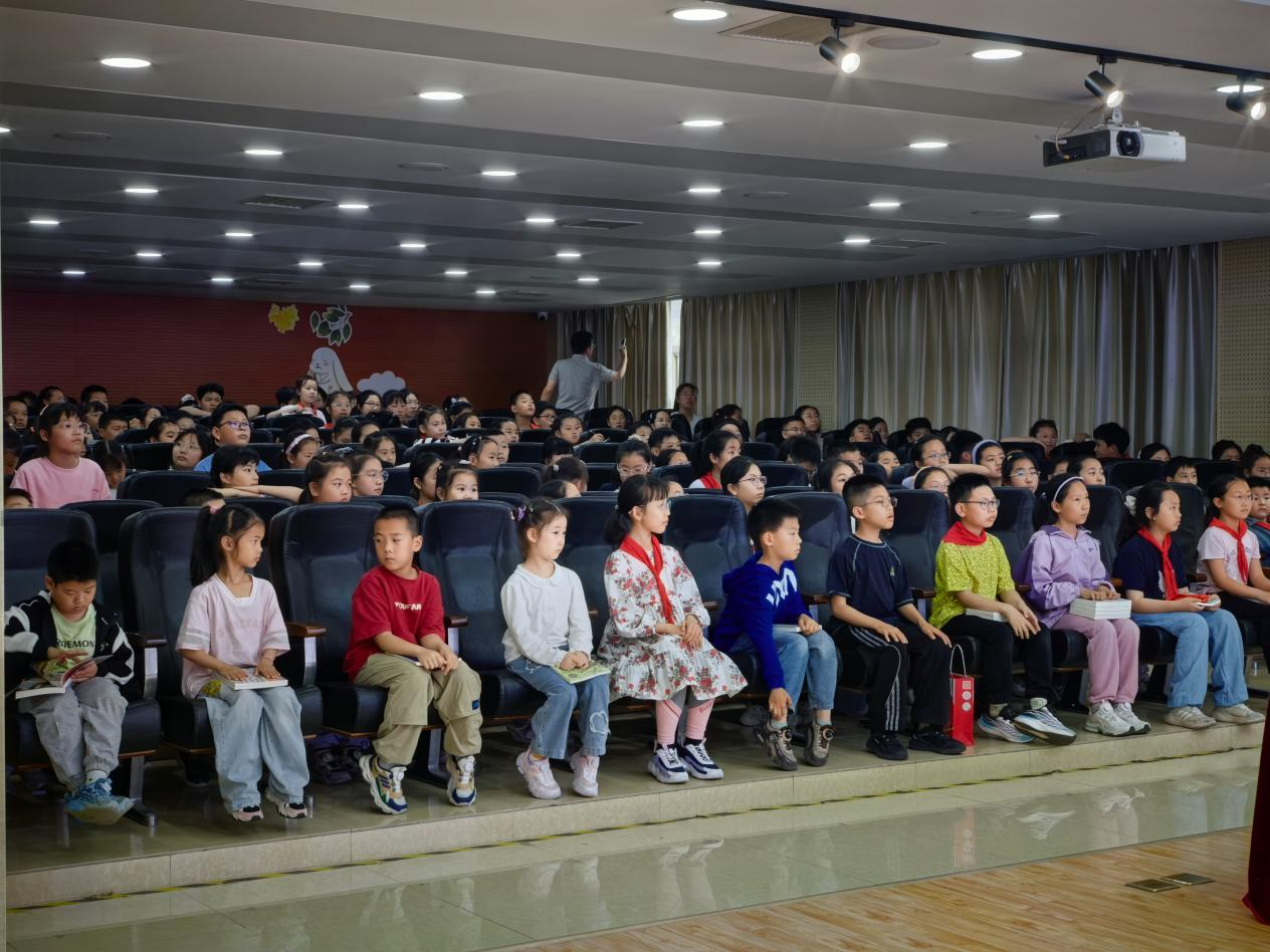 “灵感、阅读与写作”黄蓓佳老师儿童文学分享会.png