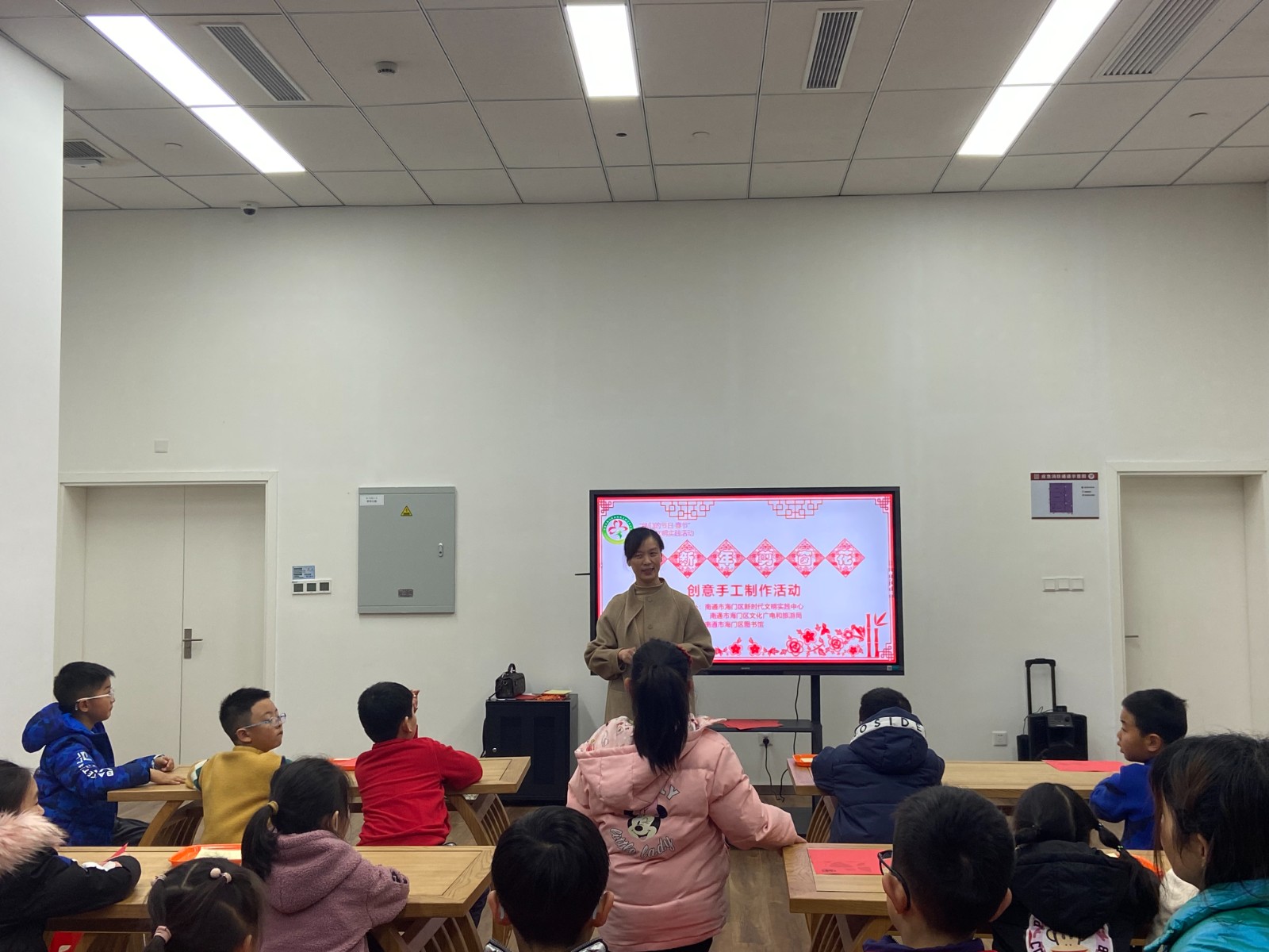 剪纸贺新春——海门区图书馆举办“迎新年 剪窗花”创意手工制作活动1.jpg 剪纸贺新春——海门区图书馆举办“迎新年 剪窗花”创意手工制作活动1.jpg