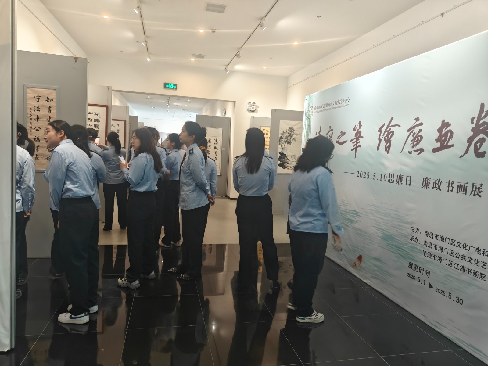 观展热潮涌动 共赴清廉之约1.jpg