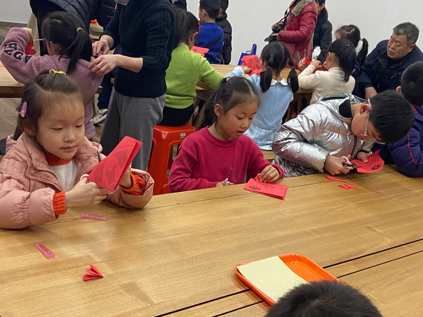 剪纸贺新春——海门区图书馆举办“迎新年 剪窗花”创意手工制作活动2.jpg 剪纸贺新春——海门区图书馆举办“迎新年 剪窗花”创意手工制作活动2.jpg